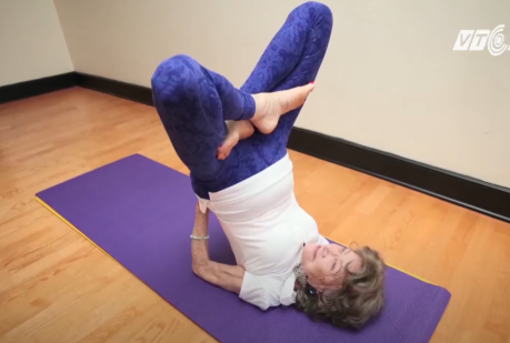 Cụ bà trăm tuổi tập Yoga dẻo dai hơn cả thanh niên