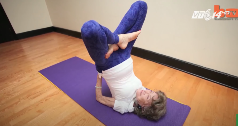 Cụ bà trăm tuổi tập Yoga dẻo dai hơn cả thanh niên